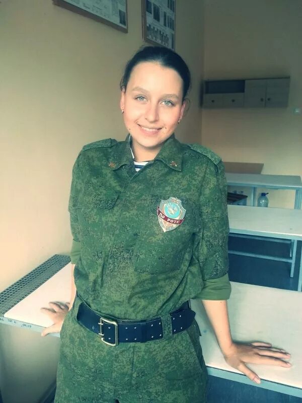 Женщина сержант. Девушки военнослужащие. Женская форма в армии. Девушки в военной форме.
