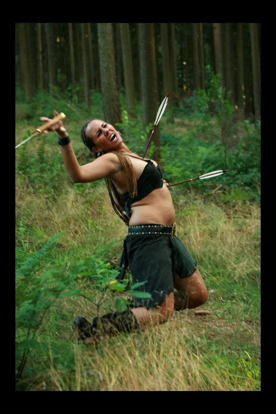 Женщина с мечом. Amazon warriors стрелой в живот. Amazon warriors смерть амазонки. Китти прайд ultimate. Young woman killed by an arrow from a bow.
