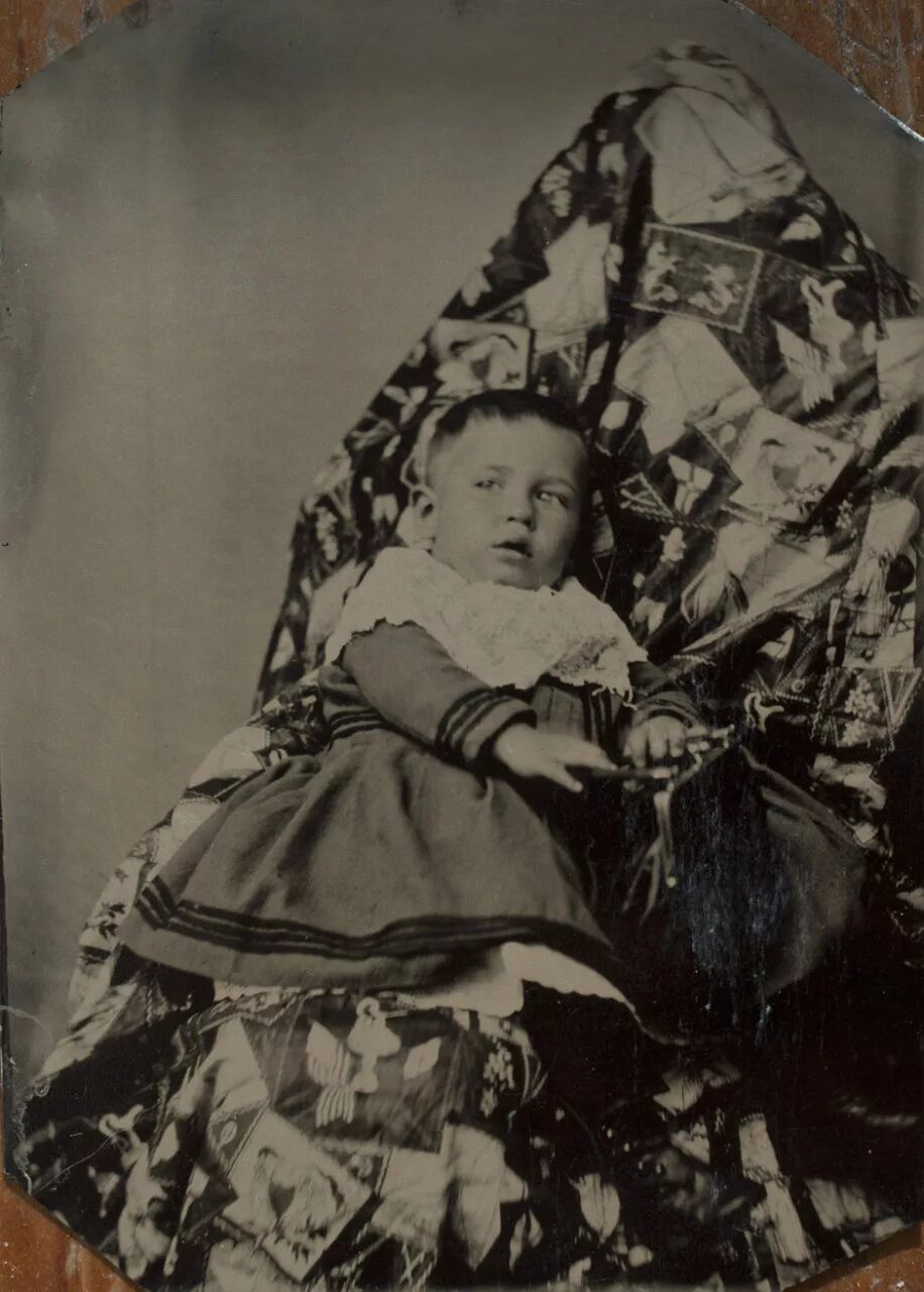 Спрятанная мать викторианская эпоха снимки. Спрятанная мать викторианская эпоха снимки. Дети 19го века. Новорожденный ребенок 19 века. Старые фотографии.