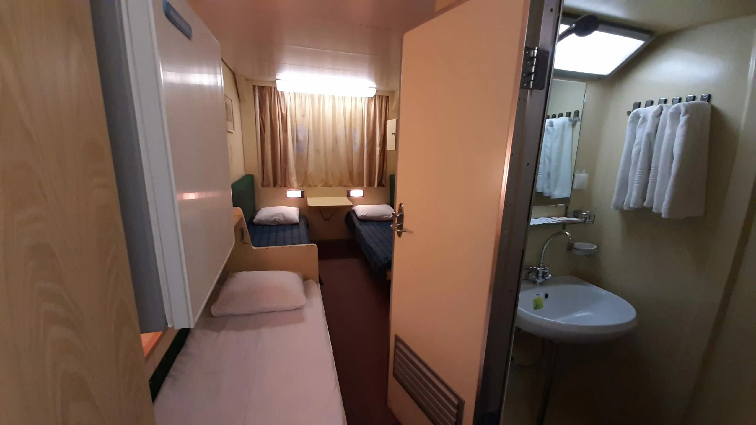 теплоход маяковский 2024. теплоход владимир маяковский каюты люкс. теплоход владимир маяковский каюты. теплоход владимир маяковский (4х-палубный). двухместная двухъярусная каюта.