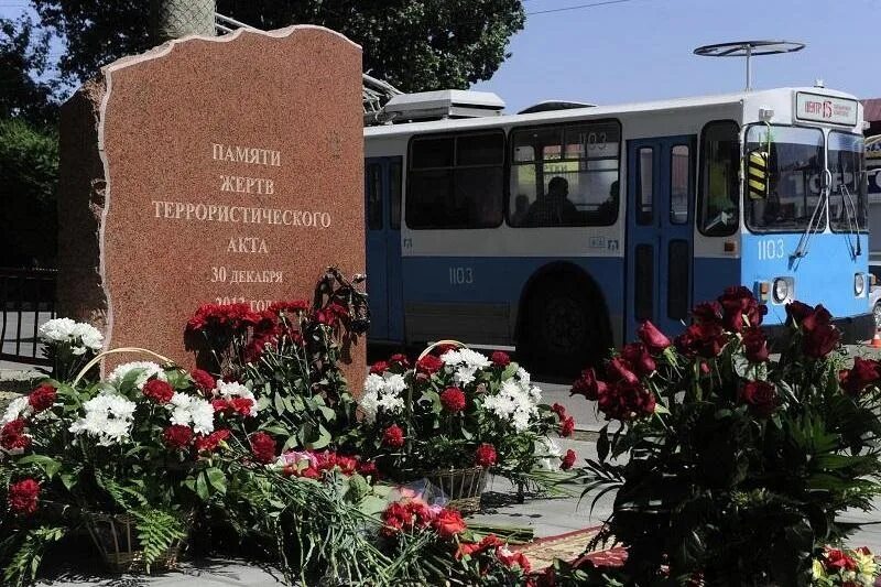 Мин воды теракт. Мемориал жертвам теракта в Волгограде. Памятники в Волгограде жертвам террористов. Теракт в Волгограде троллейбус. Волгодонск теракт мемориал мемориал.