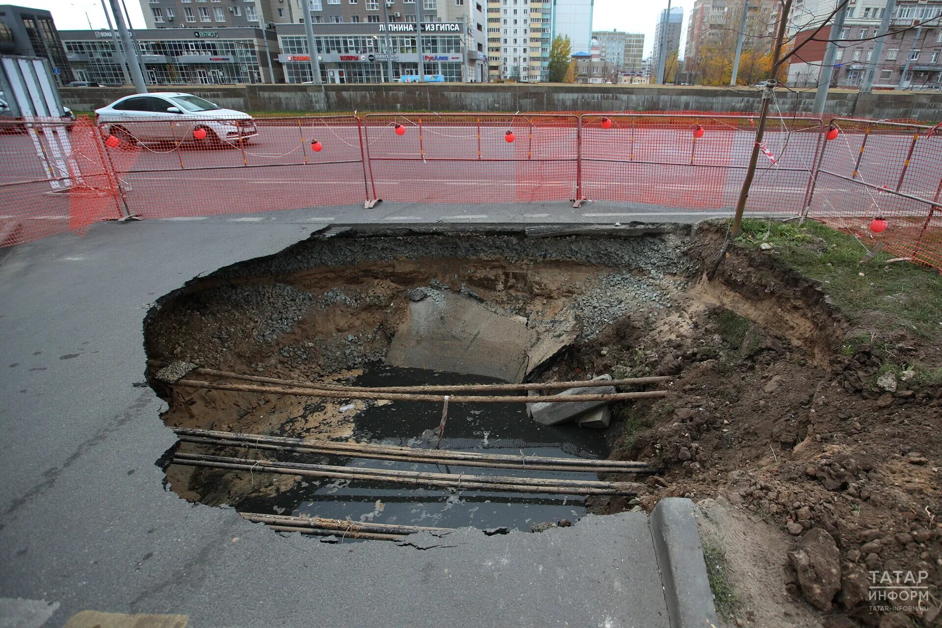 Где провалился асфальт. Провалился асфальт в Москве. Провал грунта. Москва провалится под землю. Дом провалился под землю.