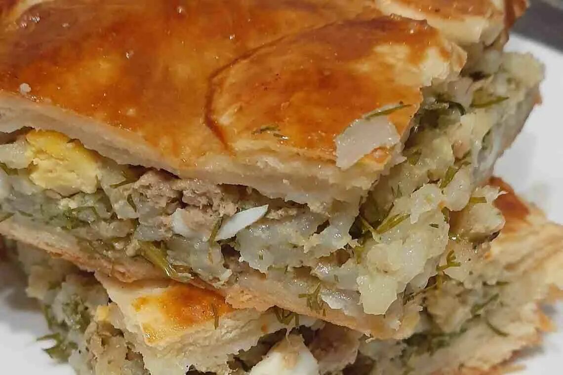 Пирог с консервы и рисом. Рыбный пирог. пирог с консервой. пирог с рыбой в духовке. пирог с рыбной консервой.