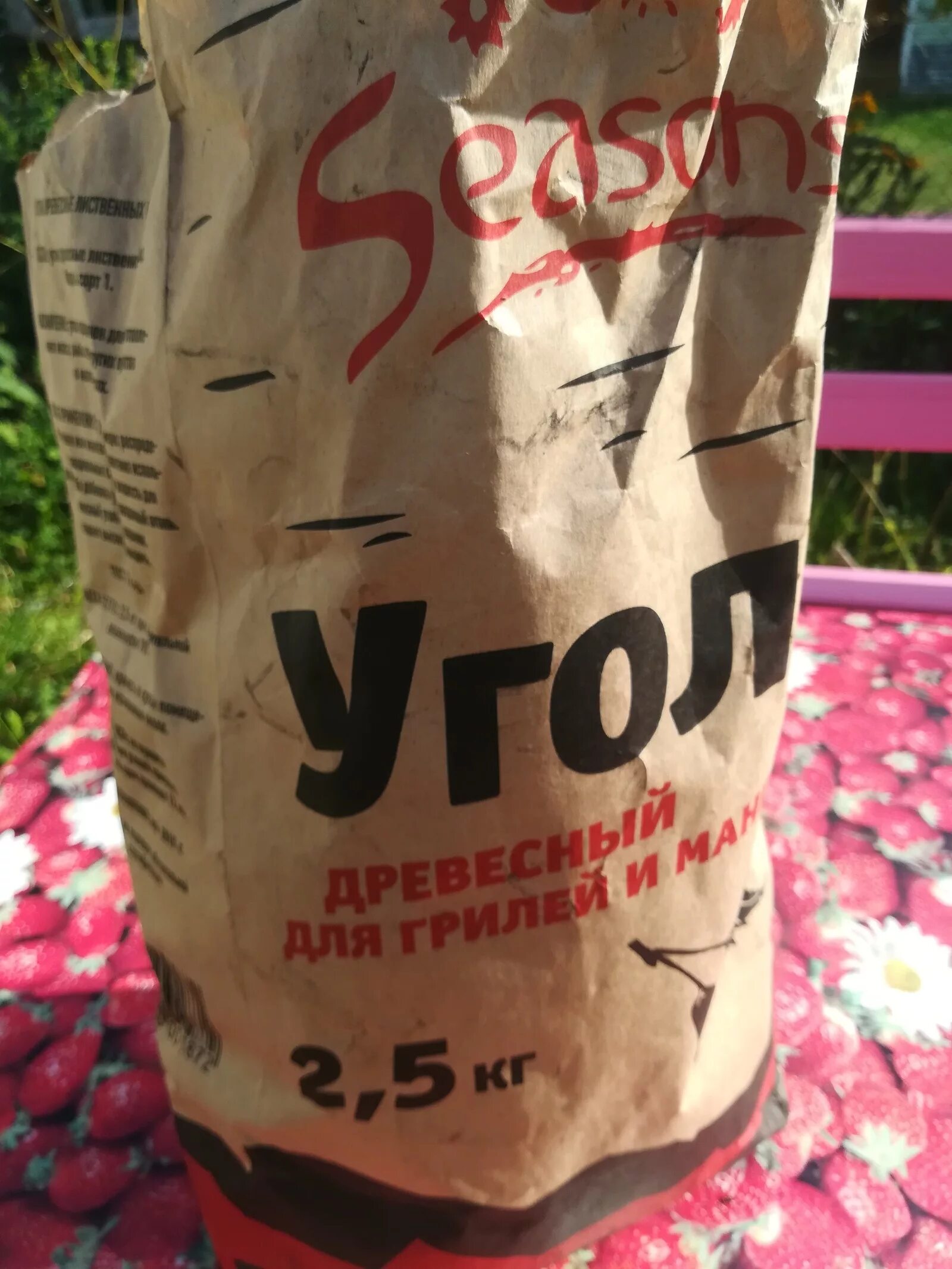 Сколько угля на шашлык на кг. Пятерочка уголь древесный. уголь для мангала. шашлык на углях. древесный уголь для шашлыка.