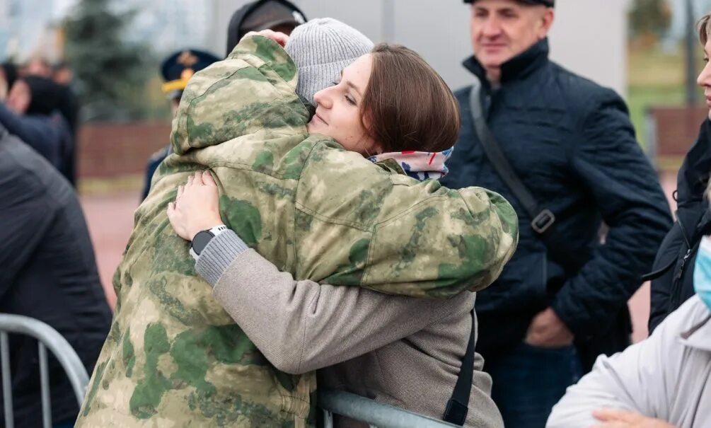 Заключенным можно воевать. Семья военного. Семья военнослужащего. Поддержка военнослужащих. Встреча солдата.