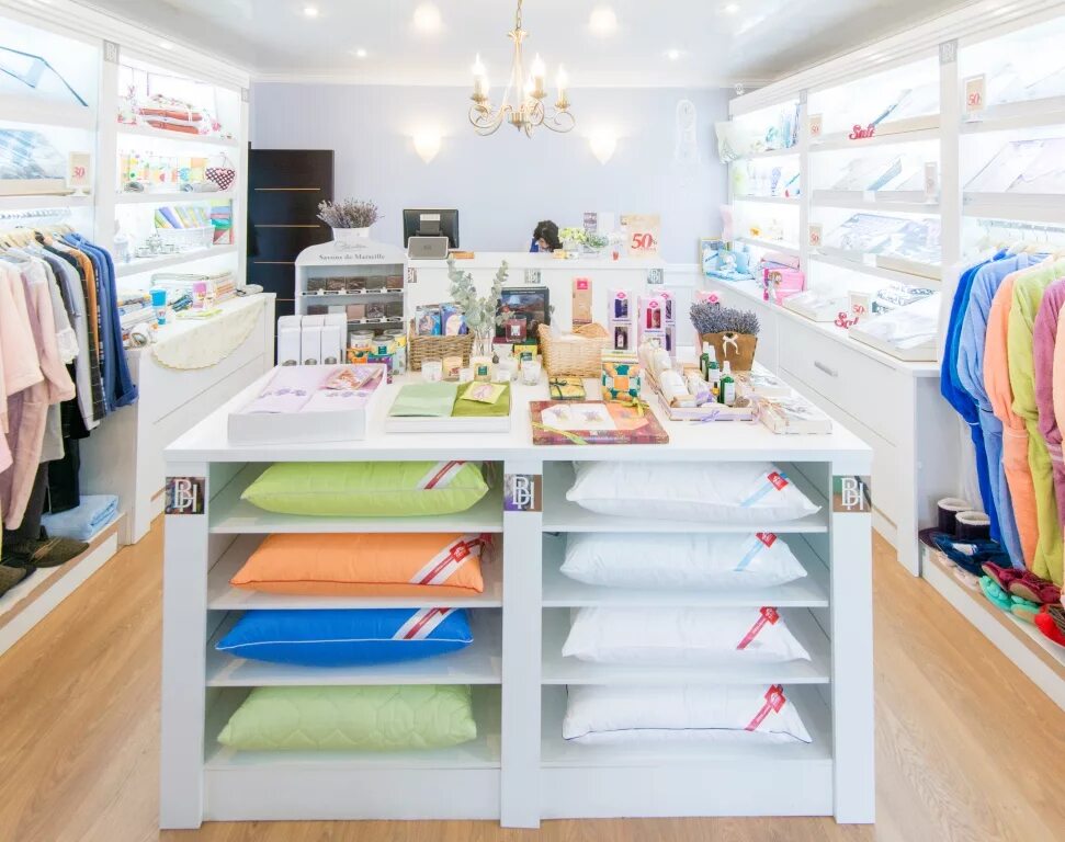 магазин текстиля. интерьер магазина постельного белья. магазины home текстиль для дома. домашний текстиль. дизайн магазина текстиля.