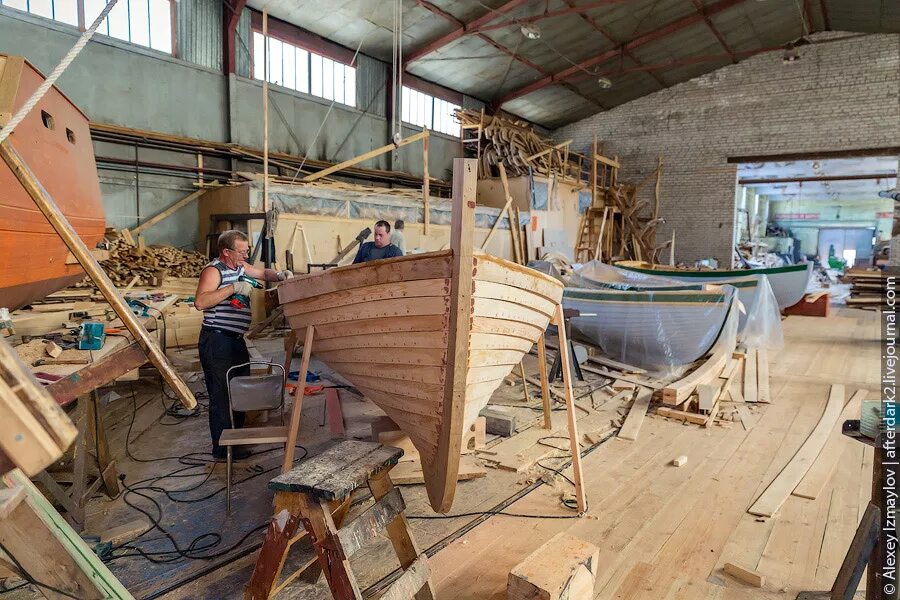 Человек строящий корабли. Судостроение в древней руси. Человек строящий корабли. Варяг аскольд верфь. Царь петр на верфи.