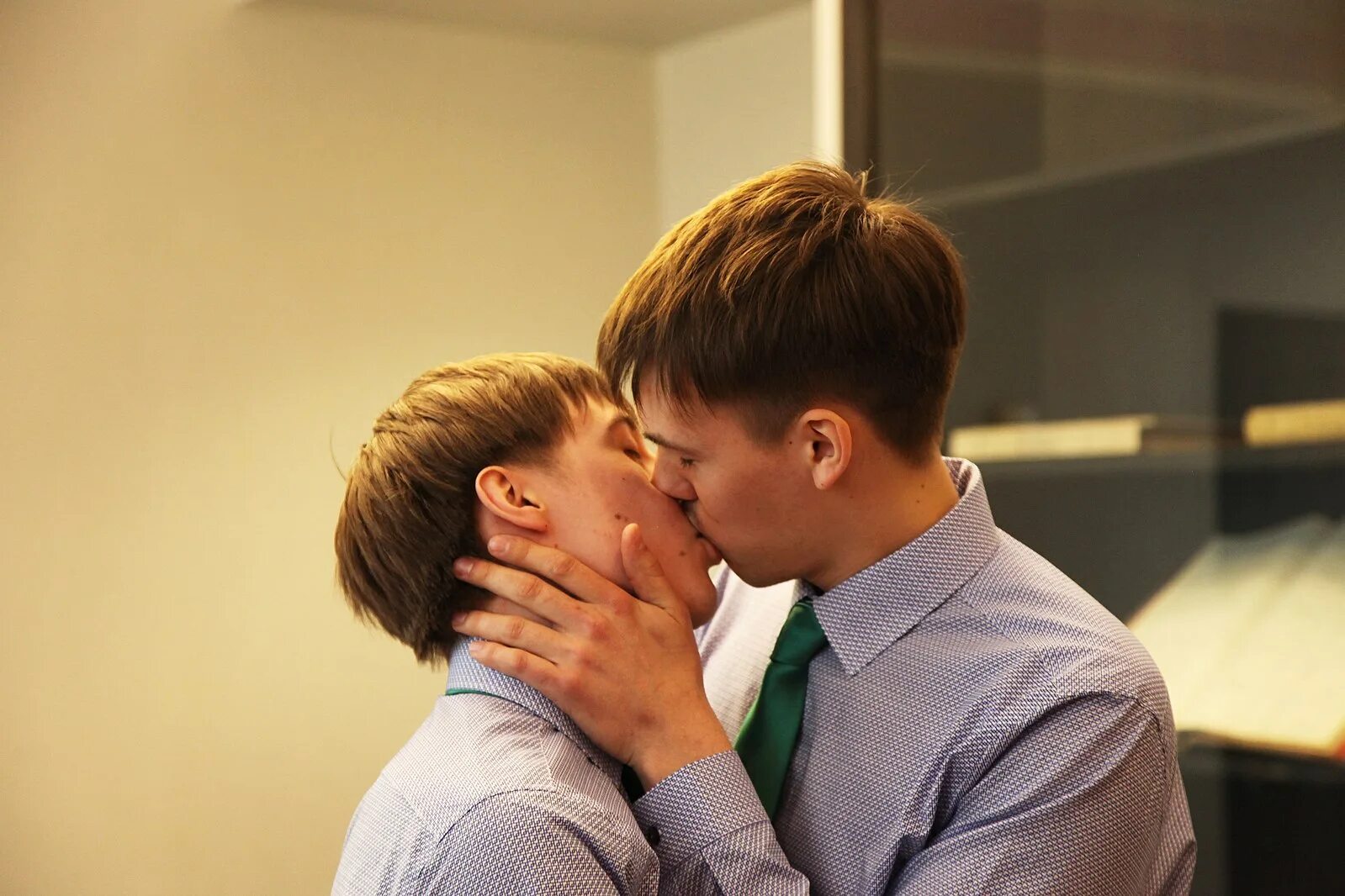 Поцелуй мальчиков. Поцелуй двух школьников. Поцелуй мальчиков школьников.