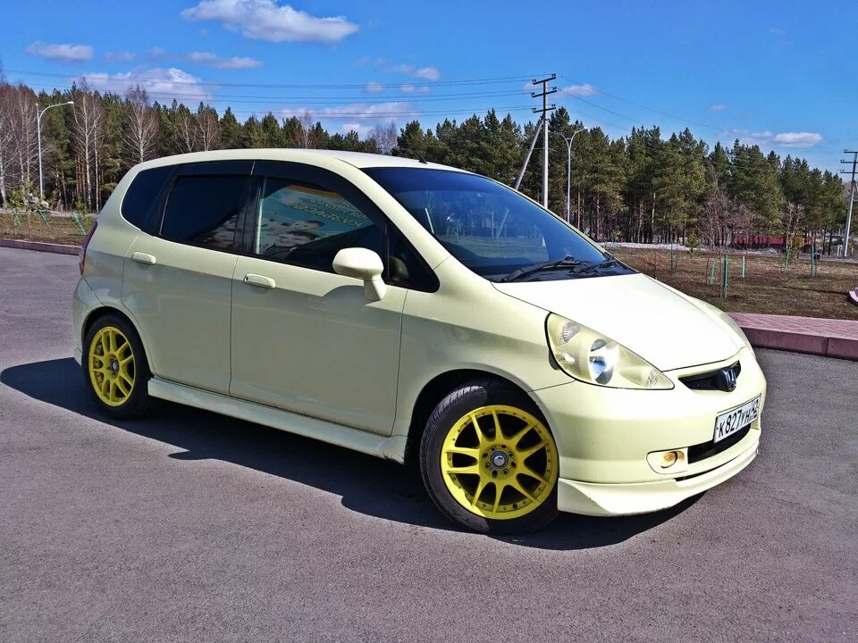 Хонда фит 2001. Honda Fit 16 колеса. Honda Fit 1. Хонда фит на 16 колесах. Honda fit 2001