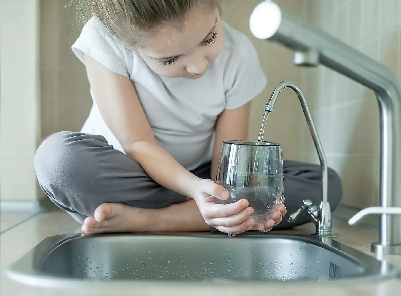 Обеспечение качества питьевой воды. Пить воду из под крана. Человек пьет воду из под крана. Вода из крана для детей. Чистая вода из крана.