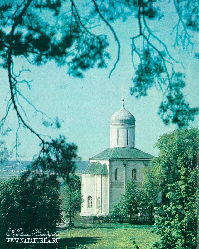 Храм успения на городке в звенигороде. Успенский собор на городке в звенигороде. успенский собор в звенигороде 1400. церковь на городке звенигород.