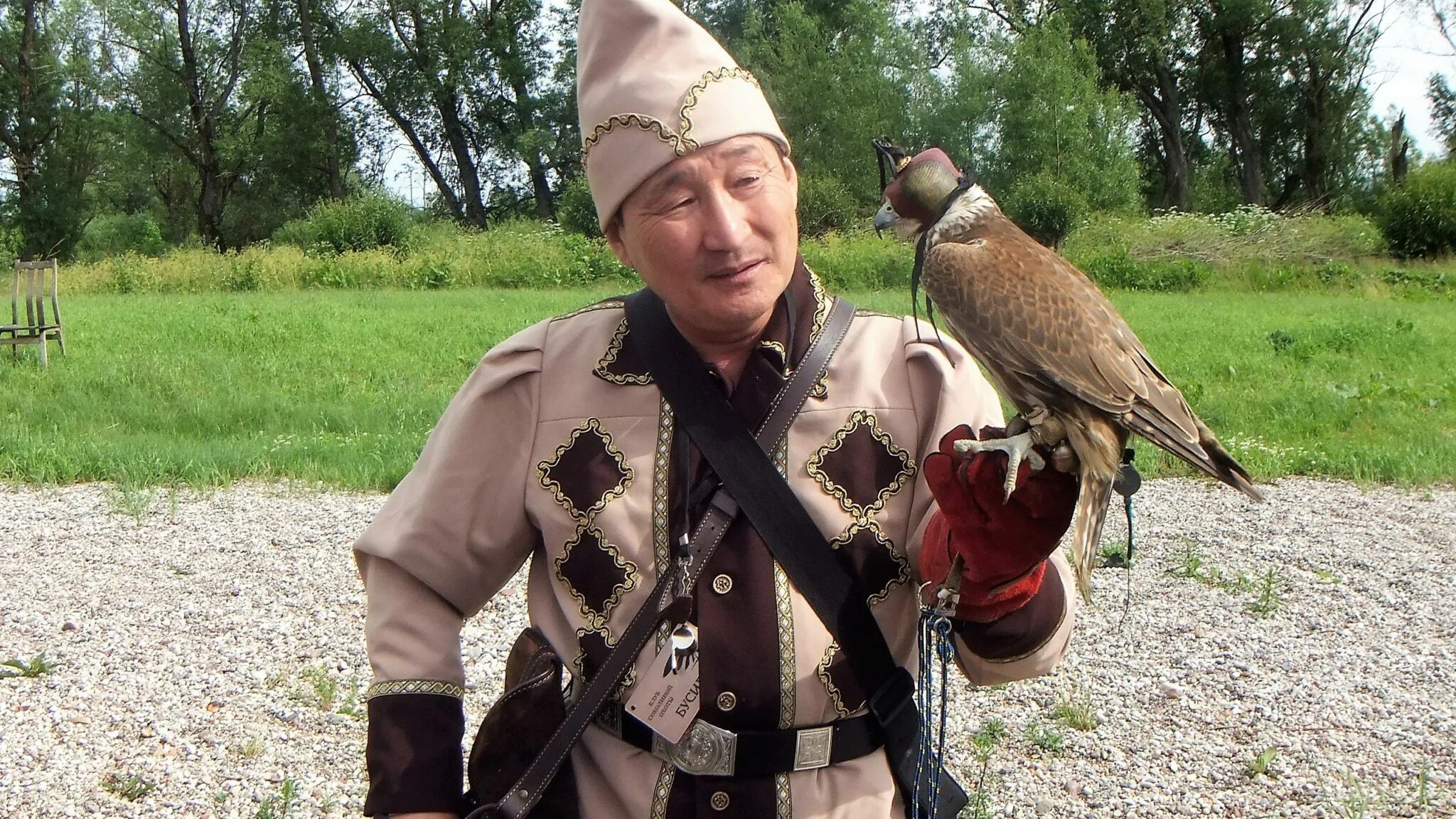 гордый казах. мастерство охотника. охота на куропаток игра. охотник с ружьем. траппер на диком западе.