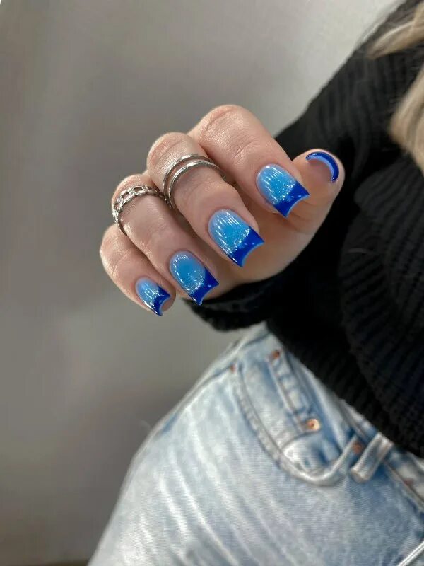 Маникюр матовый бежевый с черным геометрия. Ногти черно бежевые. Люксио голубой breathless. Ногти офисные. Korobova nail.