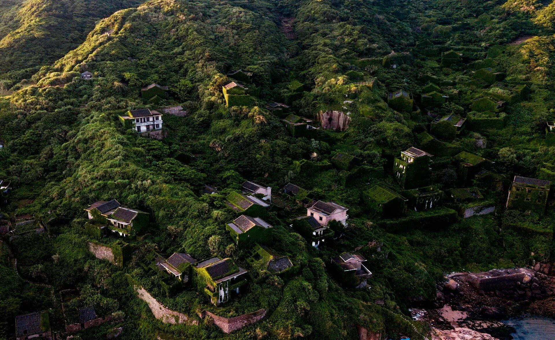 Abandoned village reclamation. Хоутоувань деревня призрак. Китайская деревня Хутуван. Остров Шэншань Рыбацкая деревня. Заброшенная деревня остров Шенгси.