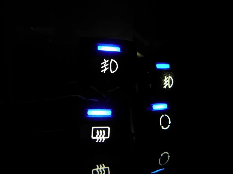 Подсветка кнопки приора. Белая подсветка кнопок ВАЗ 2110. Подсветка кнопок ВАЗ Приора. Салон Гранты с подсветкой и белыми кнопками.
