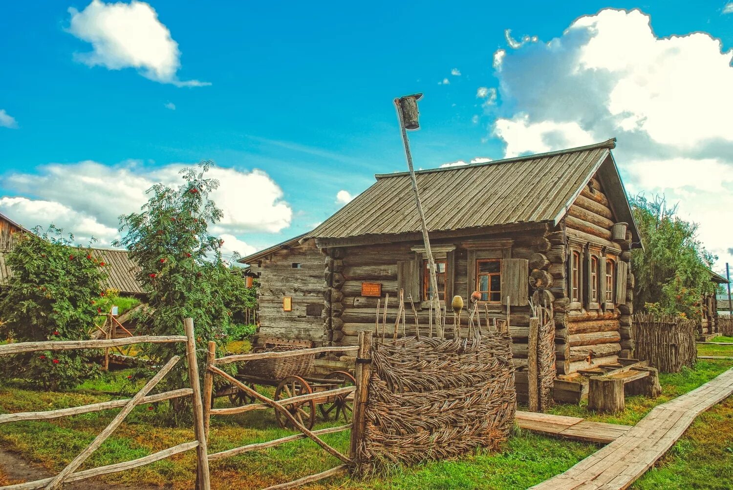 Деревенский официально. Агротуристическая усадьба Сибирская изба. Крестьянская изба 19 века. Деревенская усадьба в сибирской деревне. Крестьянская изба в древней Руси.