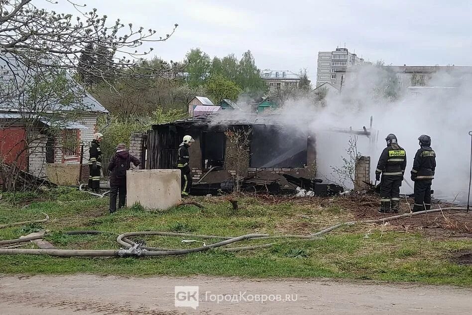 Что горит в коврове сейчас. Пожар дома. пожары в жилых домах. пожар в жилом доме. горит жилой дом.