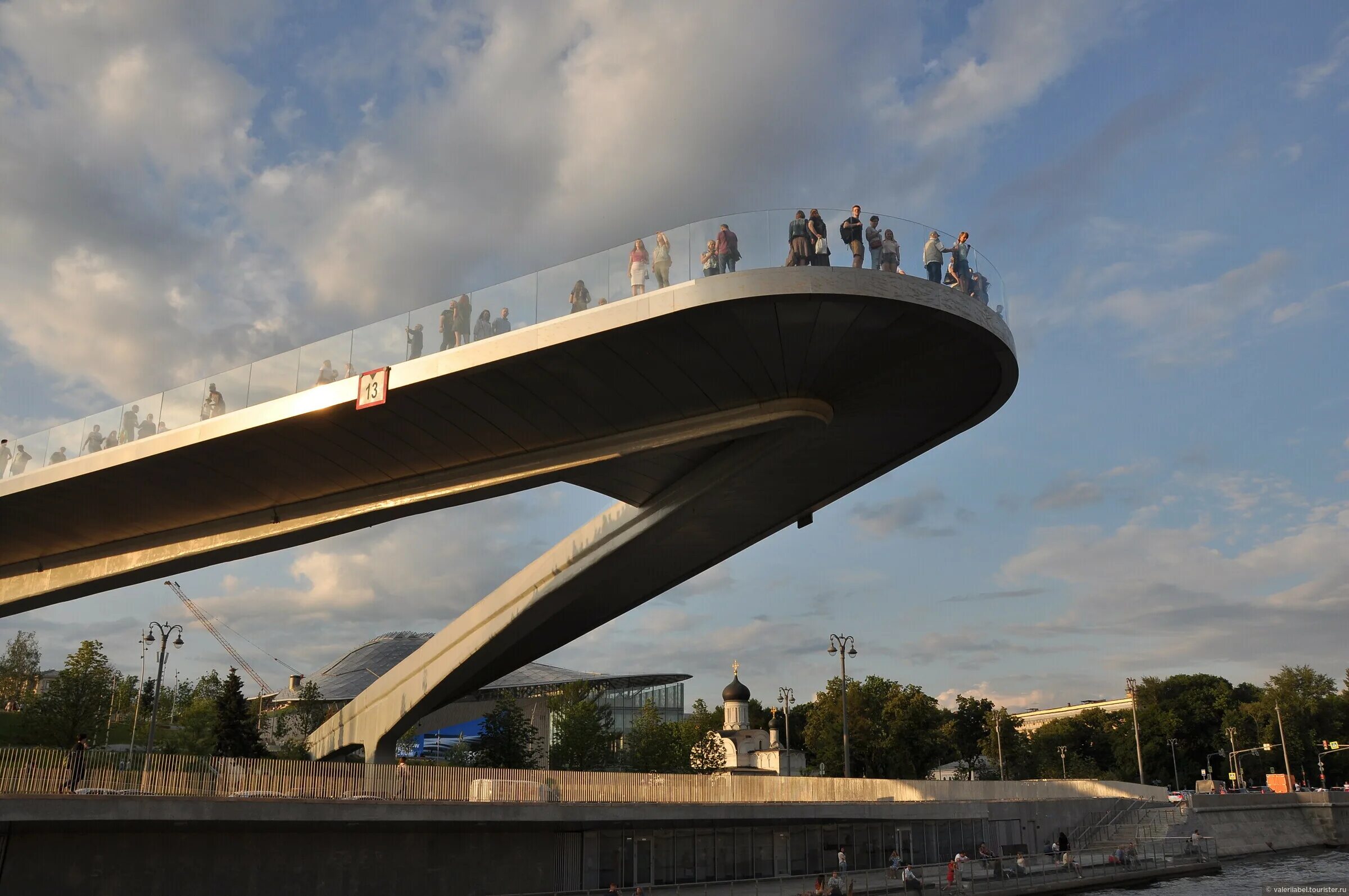 Парк Зарядье мост. Парк Зарядье мост над рекой. Парящий мост в Зарядье. Парящий мост в Москве в парке Зарядье. Навесной мост в москве