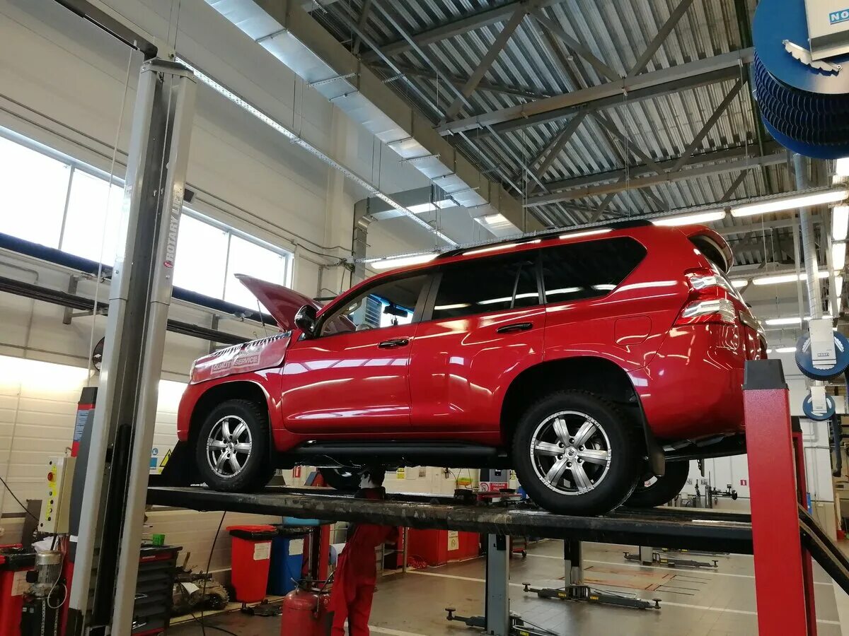 Прадо 150 крен кузова. Прадо в сервисе. Toyota land cruiser 200 на подъемнике. Обслуживание prado. Обмен тойота прадо на мерседес е 200.