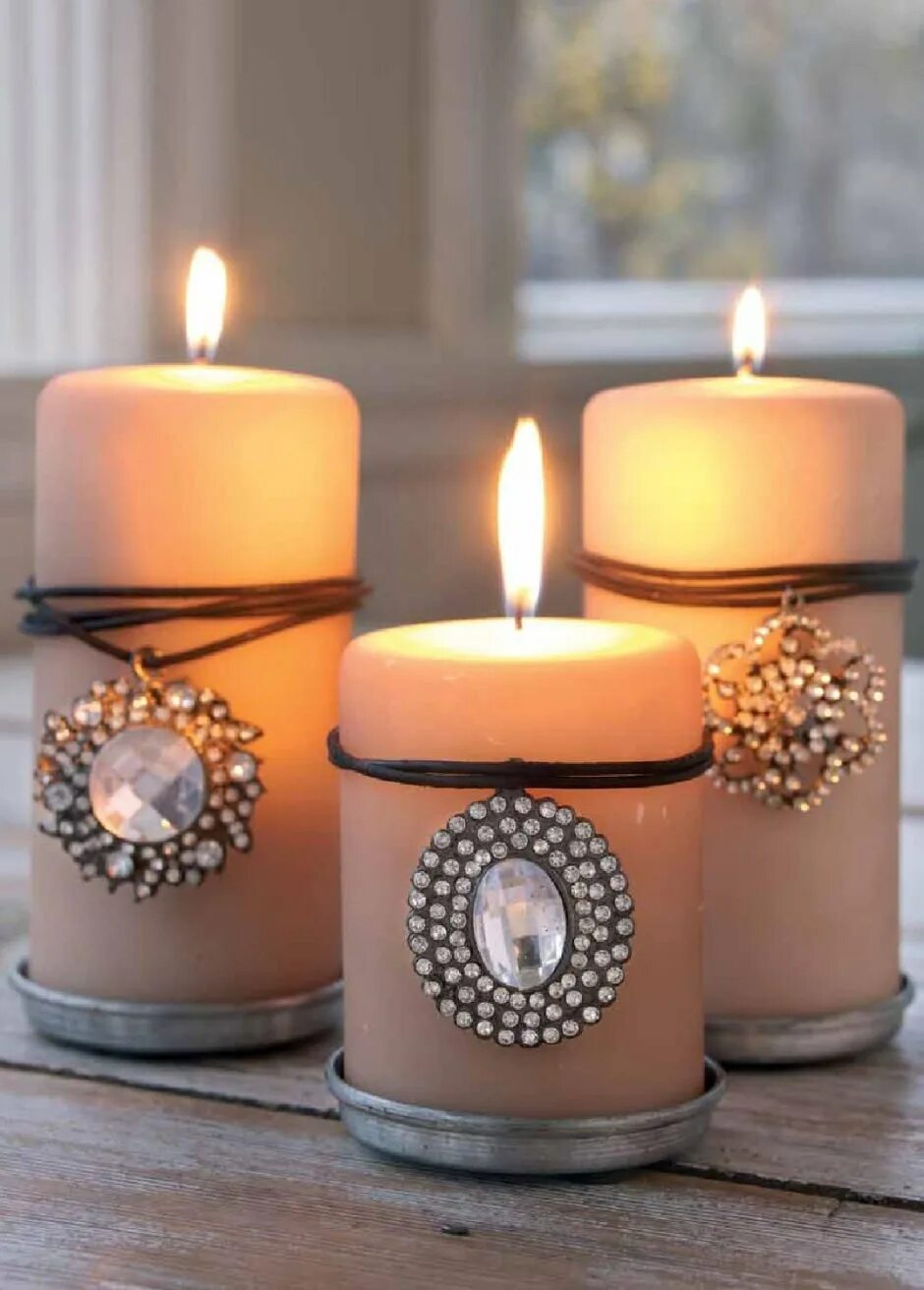 Современные свечи. Дизайн свечей. Композиция из свечей в интерьере. Горящие свечки. Свечка.