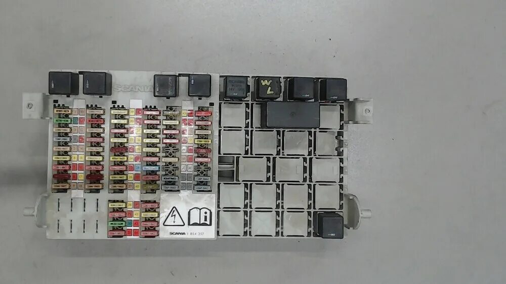 Расшифровка предохранителей скания. Блок предохранителей Скания 5. Блок предохранителей Scania 2166551. Блок предохранителей на Scania g400. Блок предохранителей Скания g440.