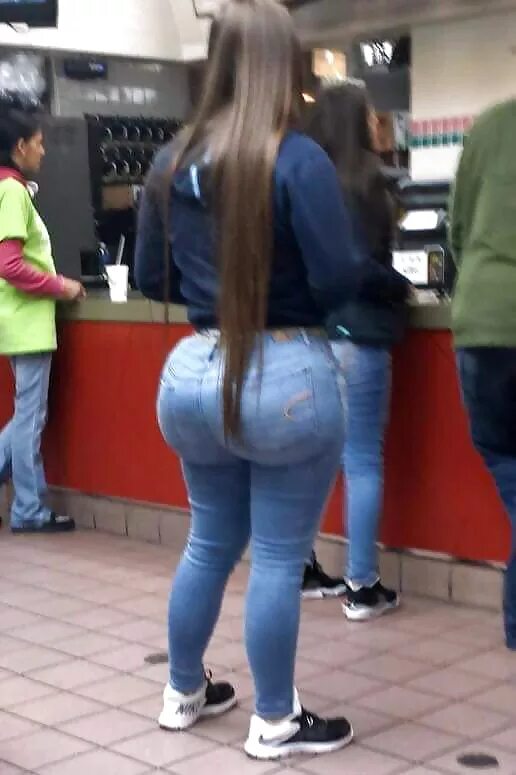 Нелепая девушка. Джинсы обтягивающие попу. Девушка с сюрпризом в штанах. Девушка с сюрпризом в штанах. Девушки в нарисованной одежде на улице.