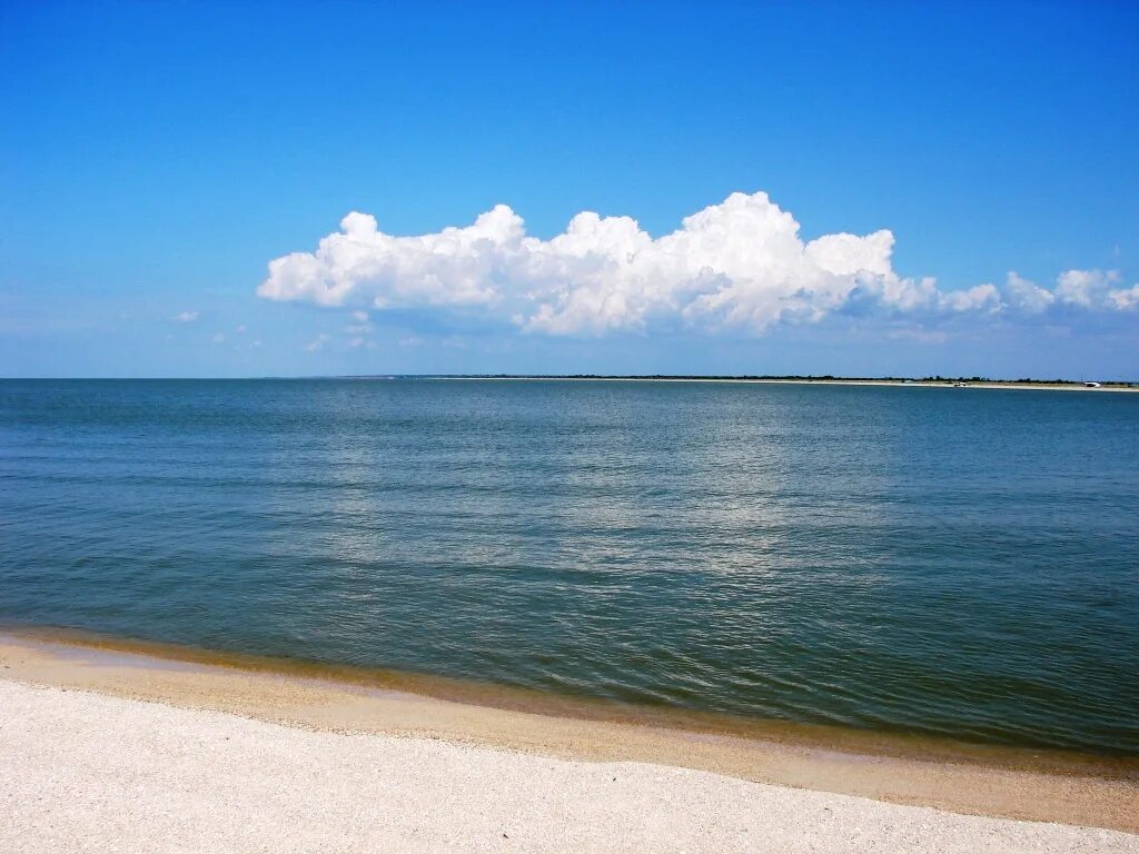 Краснодарский край имеет приморское. Приморско Ахтарск Морозовка. Азовское море Приморско-Ахтарск. Пляж Морозовский Краснодарский край Приморско Ахтарск. Морозовская коса Приморско Ахтарск.