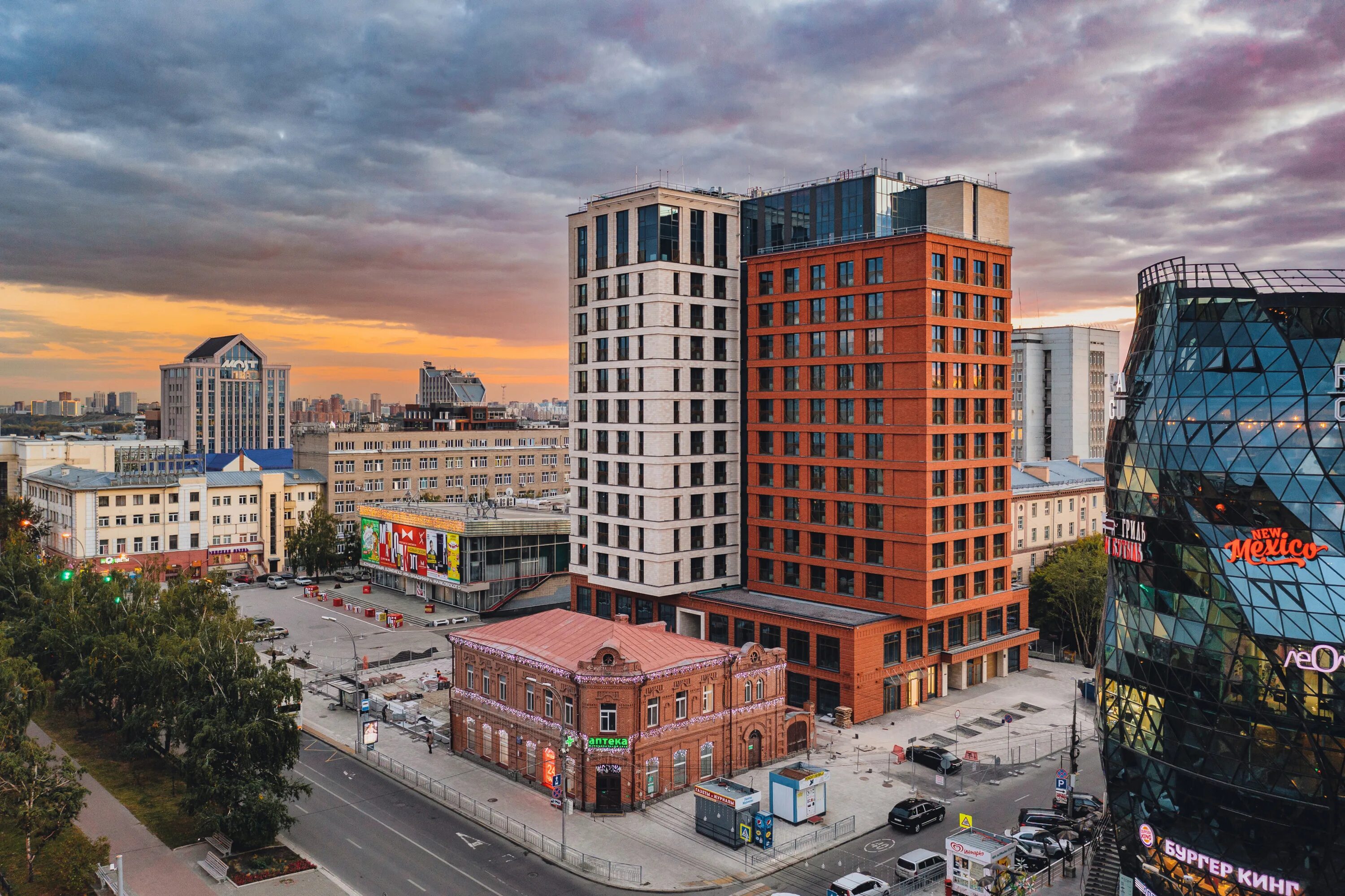 Жк маяковский парк екатеринбург. Гаршина 25 жк маяковский воронеж. Новосибирск с высоты. Комплекс маяковский. Жилой комплекс у метро маяковская.