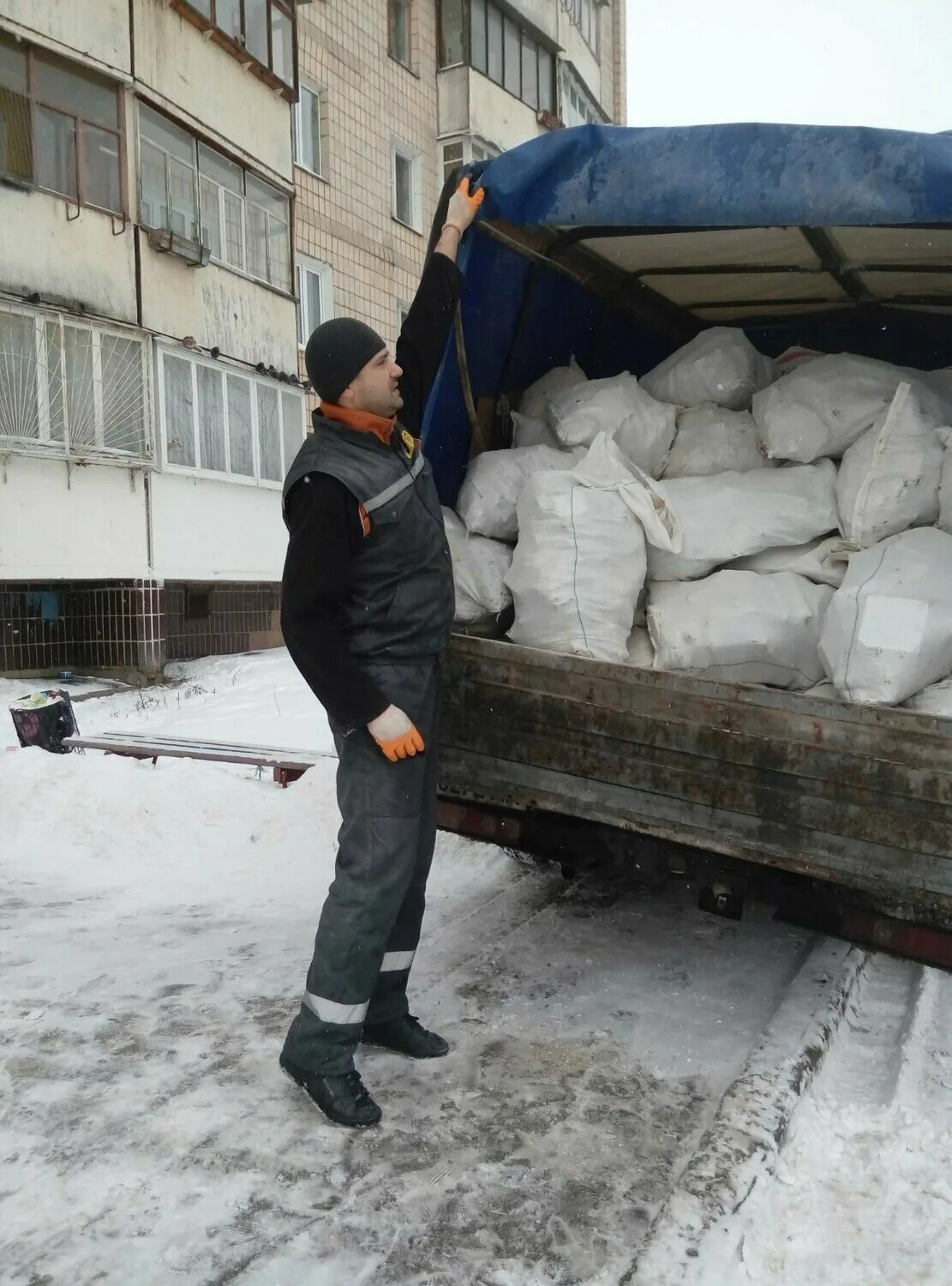 Вывоз бетона с погрузкой. Самосвалы на стройке. Вывоз строительных отходов. Цборка теритрории вывоз мумусора. Самосвал сгружает кирпичный бой.