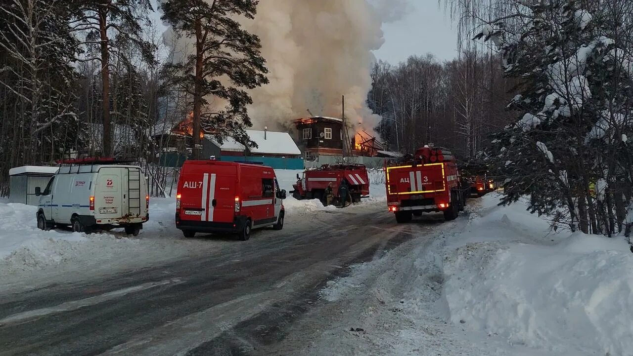 Пожар в Якшур Бодье. Пожар в Ижевске. Новая техника пожарная Удмуртия. Удмуртский дом огонь.