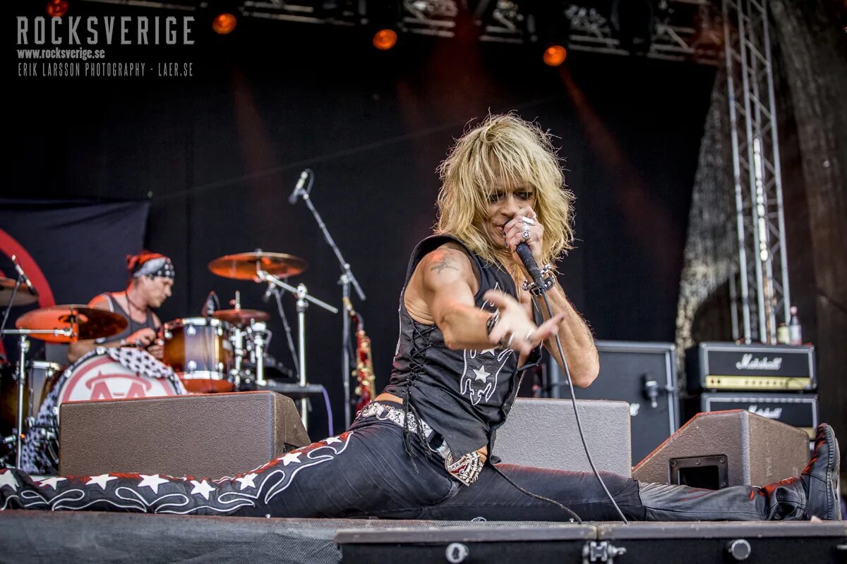 Michael rocks. Рок музыкант майкл монро. hanoi rocks вокалист. финские рок музыканты. финский рок звезда.