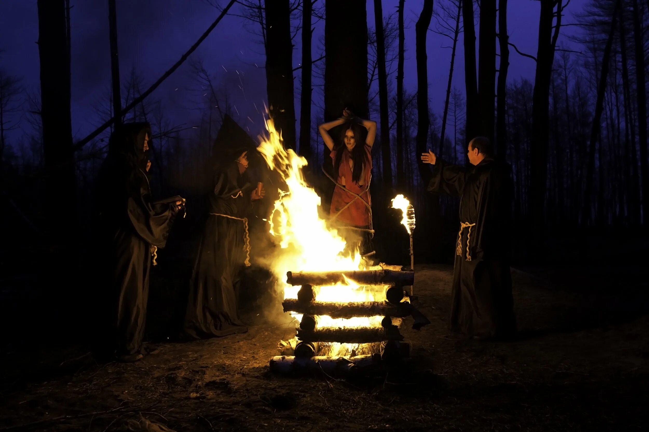 Жгут ведьму. Фотосессия сожжение ведьмы. Фредерик уайт ведьма на костре. Жанна д'арк сожгли на костре. Сектор газа ведьма на костре.