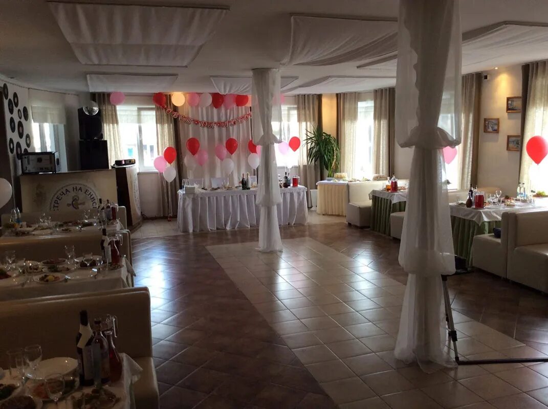 бар в отеле огни енисея красноярск. гостиница огни енисея красноярск фото. кафе сибирский двор нефтеюганск. ресторан енисей красноярск. банкетный зал огни енисея.