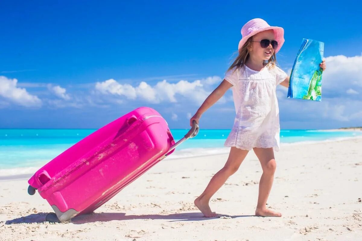 Куда поехать с ребенком на море. Дети на море. Лето дети море. Лето пляж дети. Отпуск с детьми на море.