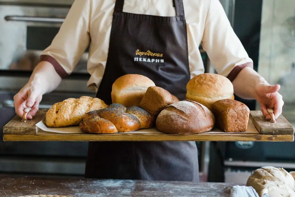 Пекарь хлебобулочных изделий. Пекарь с хлебом. Хлебобулочная пекарня. Квадратный хлеб в пекарне.