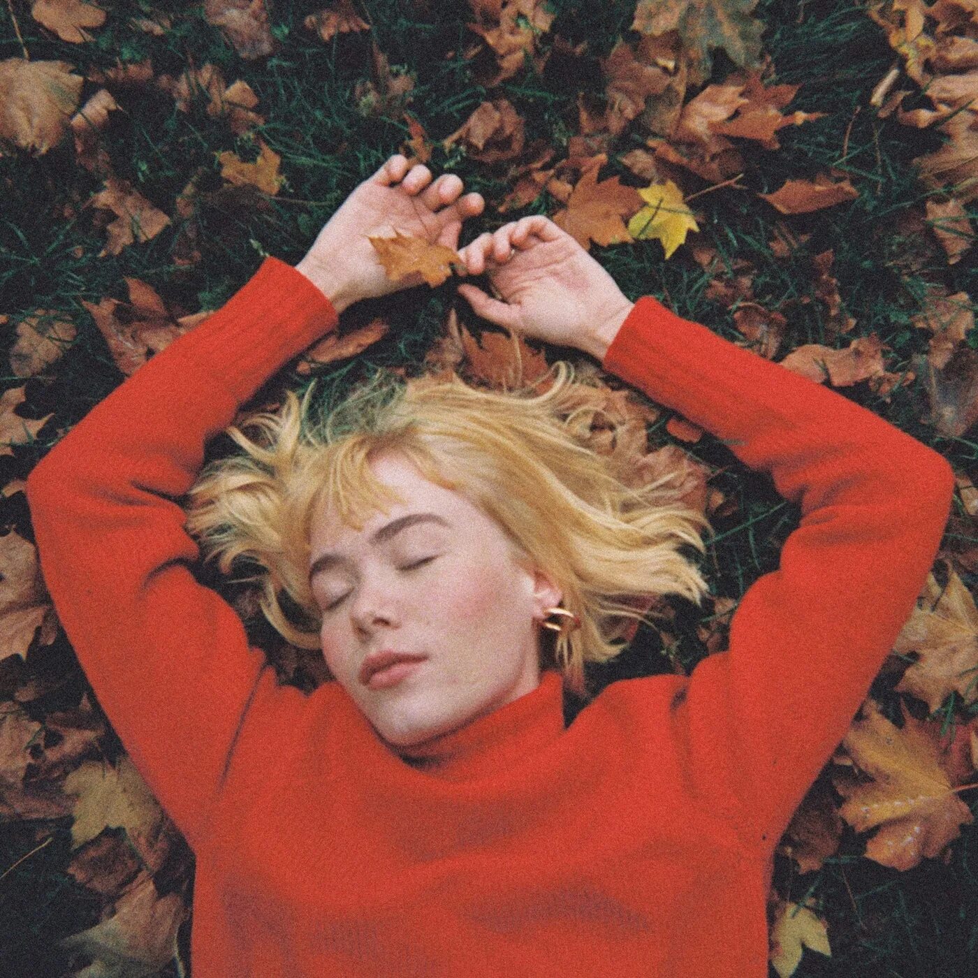 Feeling love in october. Мари Ульвен. Girl in Red группа. Girl in Red we fell in Love in October. We fell in Love in October исполнитель girl in Red.