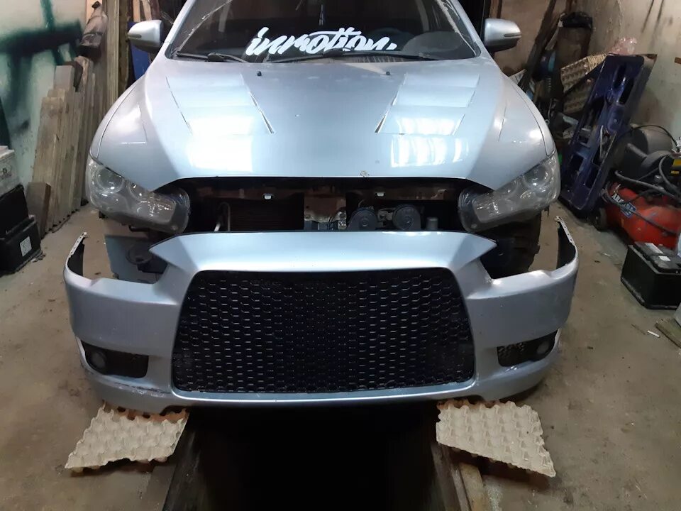 Передний бампер Extreme для Lancer X