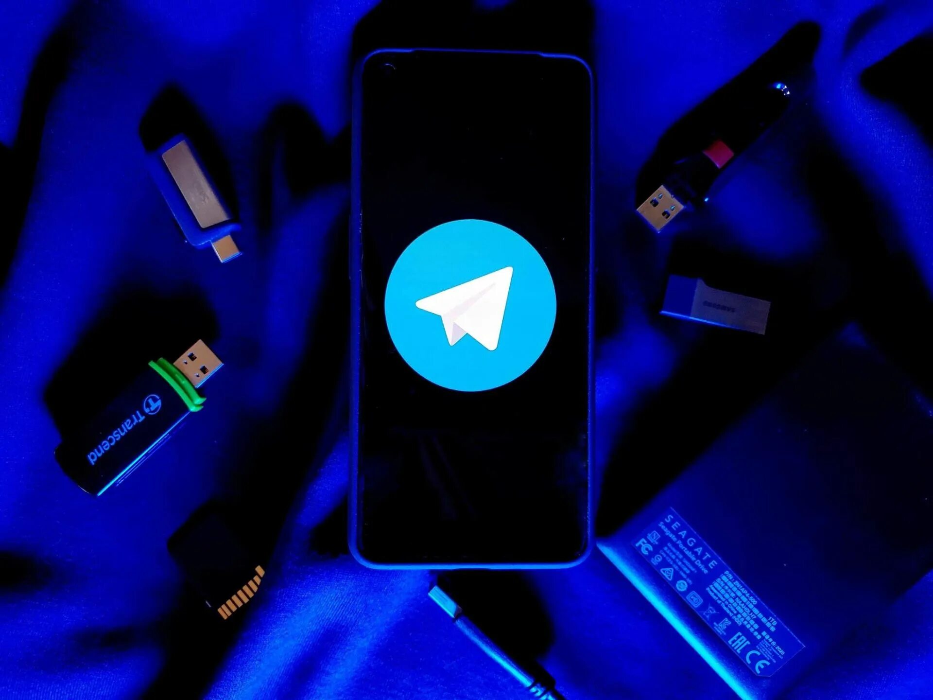 8 лет телеграм. Telegram logo. Телеграмм лого 2022. Зарядка телефона лазером Expo.