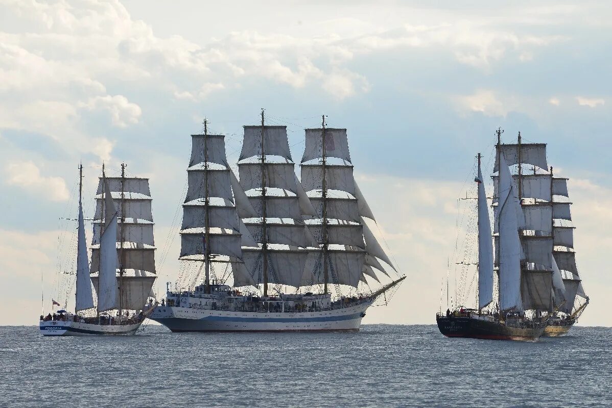 Корабль фото с парусами лазарева. Баркентина урания. Знаменитые парусники россии. Парусник в вологодской области. Стальные паруса уходят в небо.