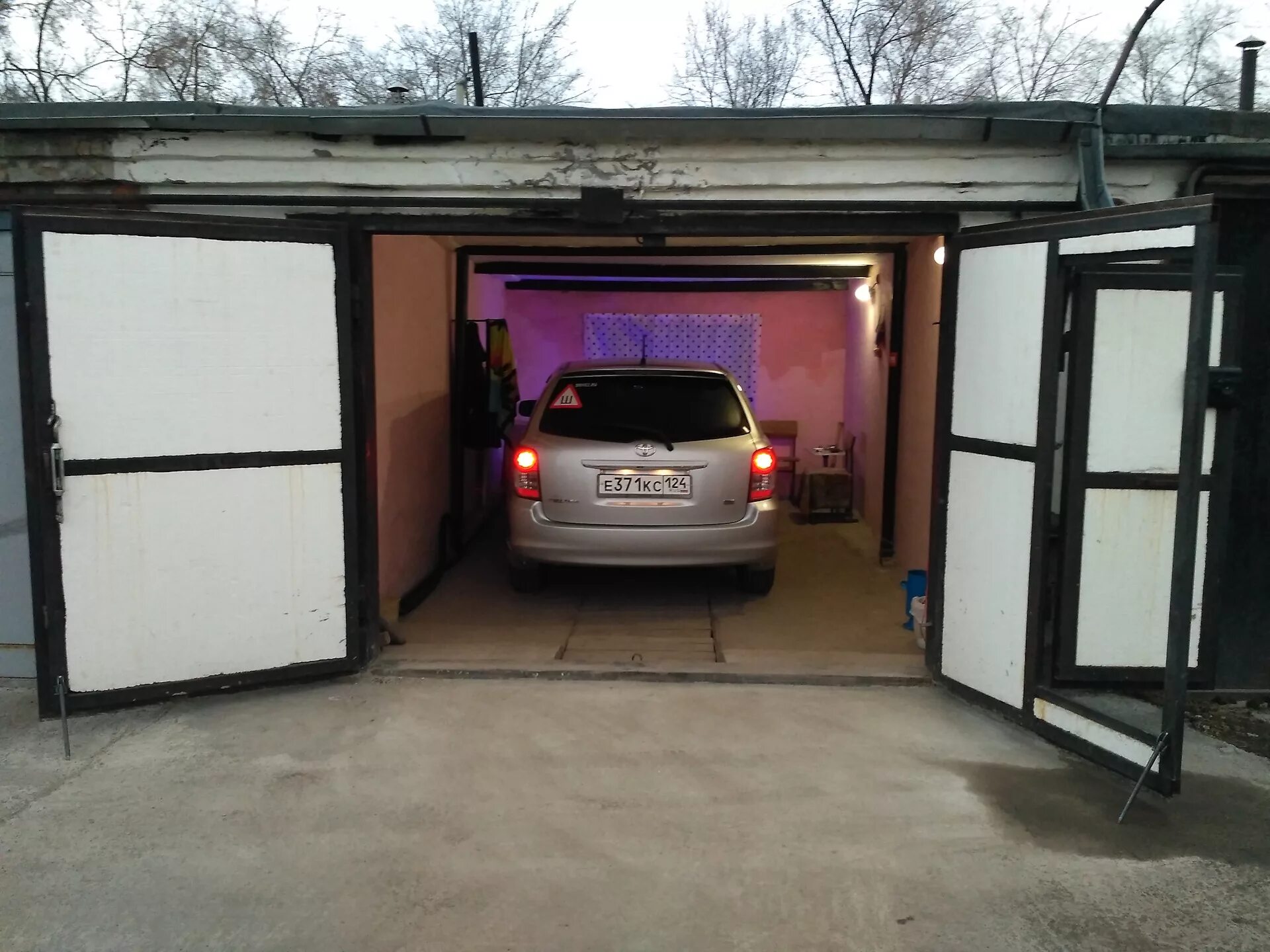 Открывай ворота гаража. Ворота для гаража. Упор двери гаража. Упоры под ворота гаража. Воротные упоры гаражные.