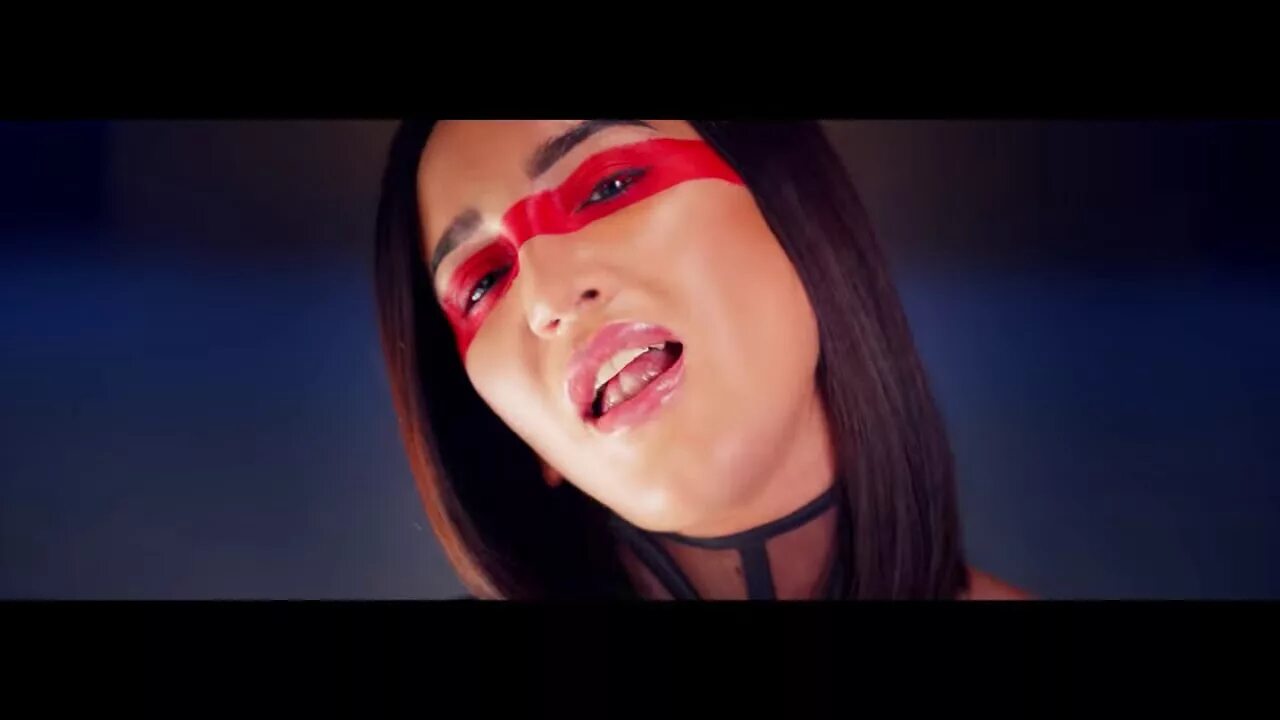 Бузова снежинки. Гамбит бузова клип. Бузова клипы. Она не боится бузова. Клип дава и бузова снежинки.