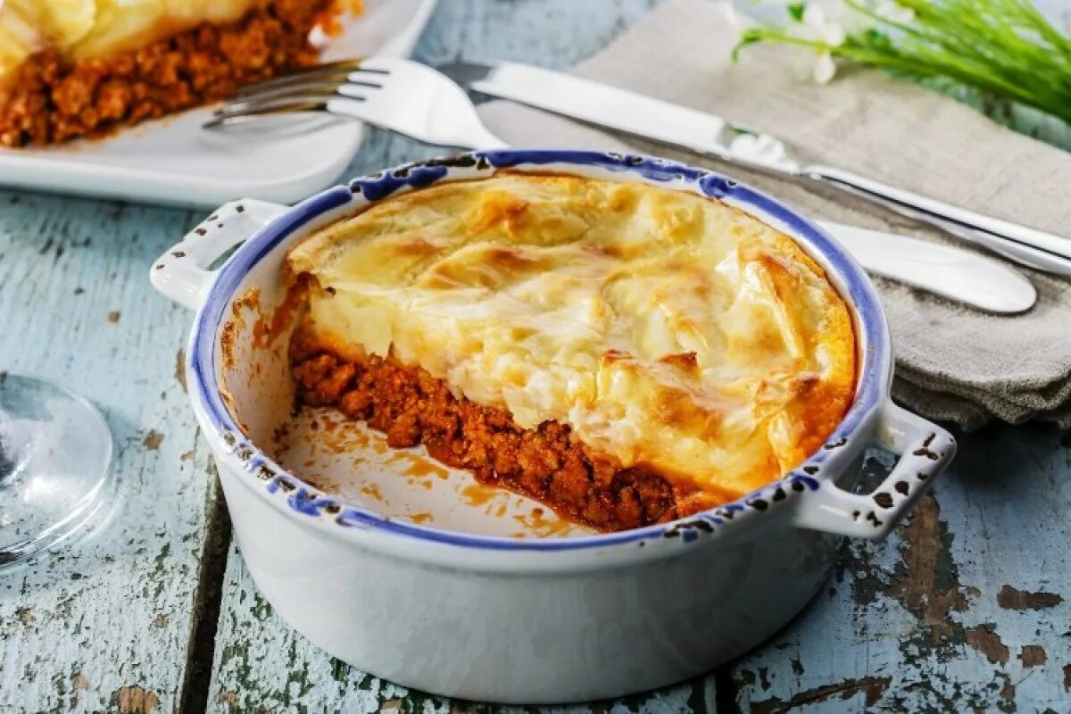 Запеканка с фаршем и картофелем пюре. Запеканка пармантье. картофельно-мясная запеканка пармантье. запеканка пармантье с фаршем. запеканка с фаршем и картофелем в духовке.