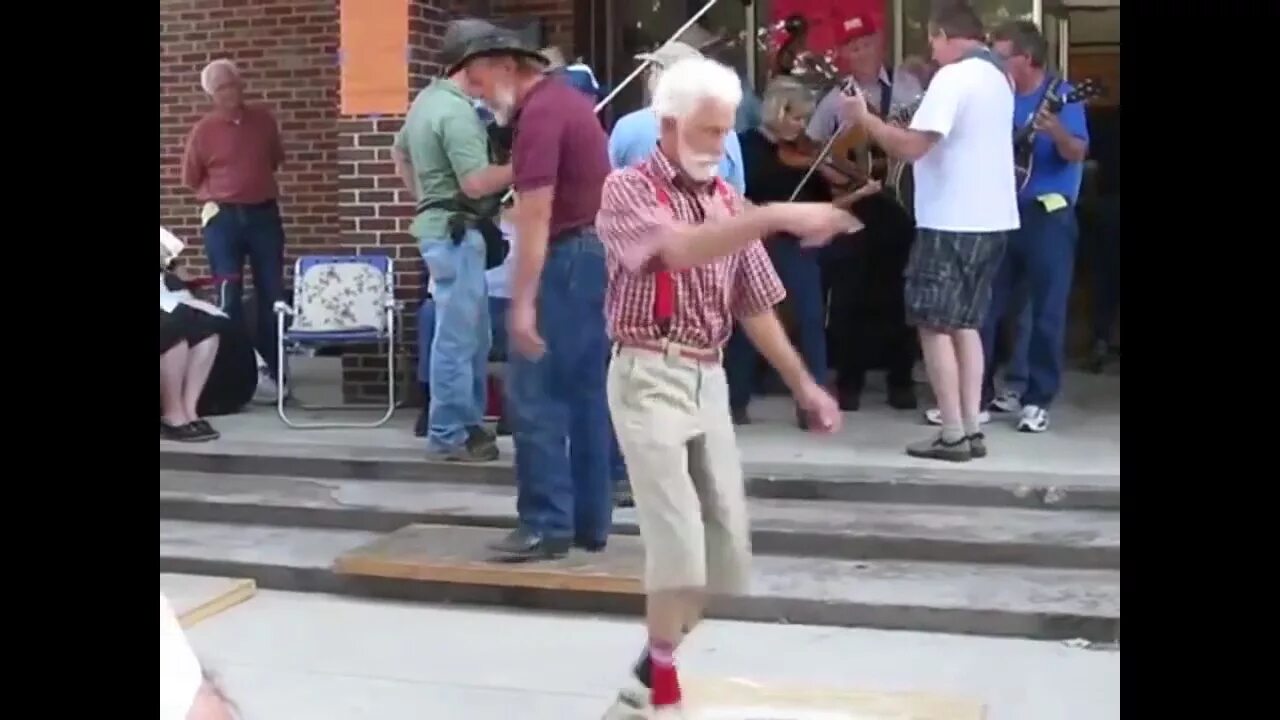 Старый никудышный дед песня. Старики танцуют. Старички отжигают. Танцующий старик. Дед зажигает.