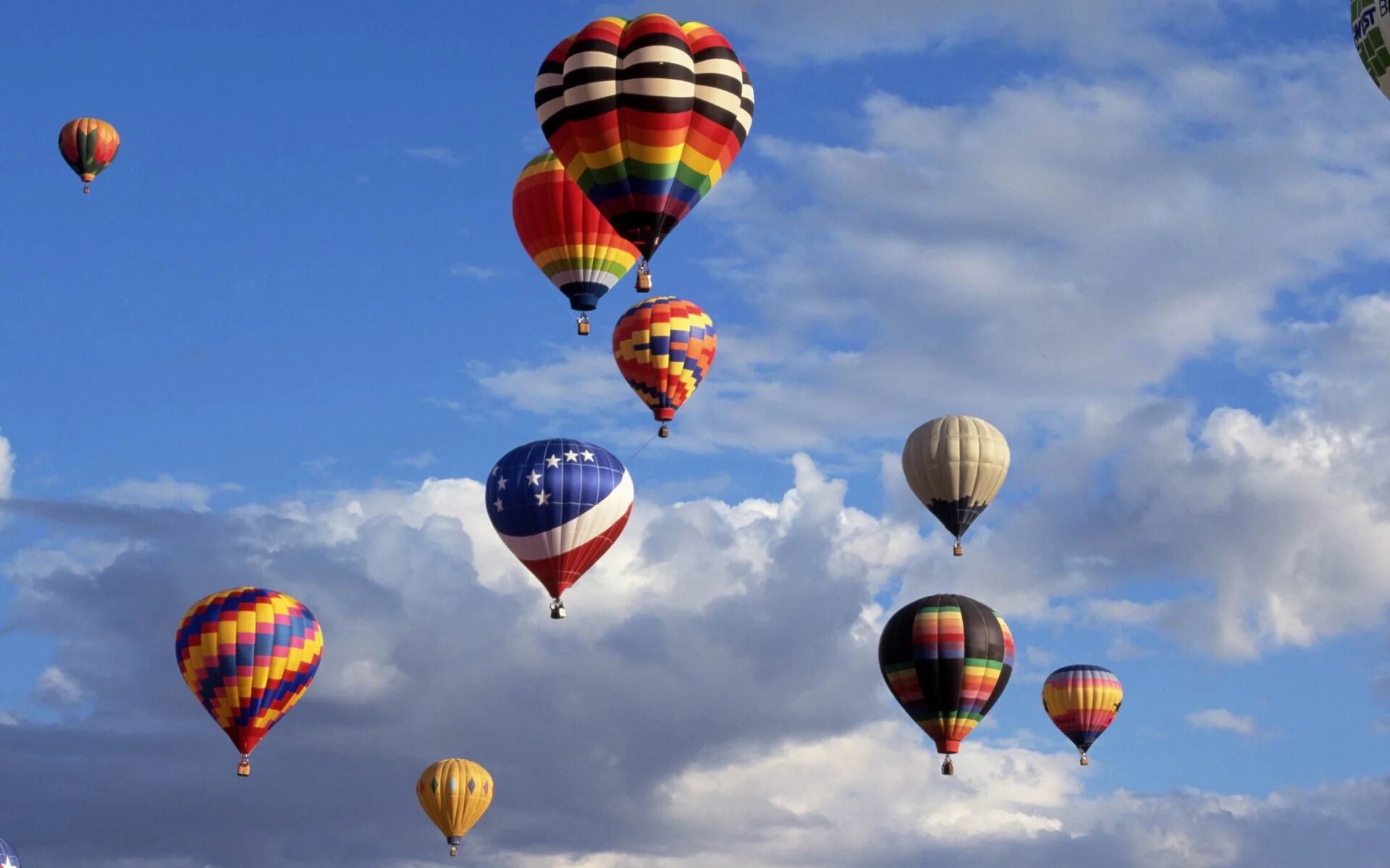 воздушные шары в небе. летающие шары. корзина с воздушными шарами в небе. корзина с воздушными шарами в небе. фиеста парк в альбукерке.