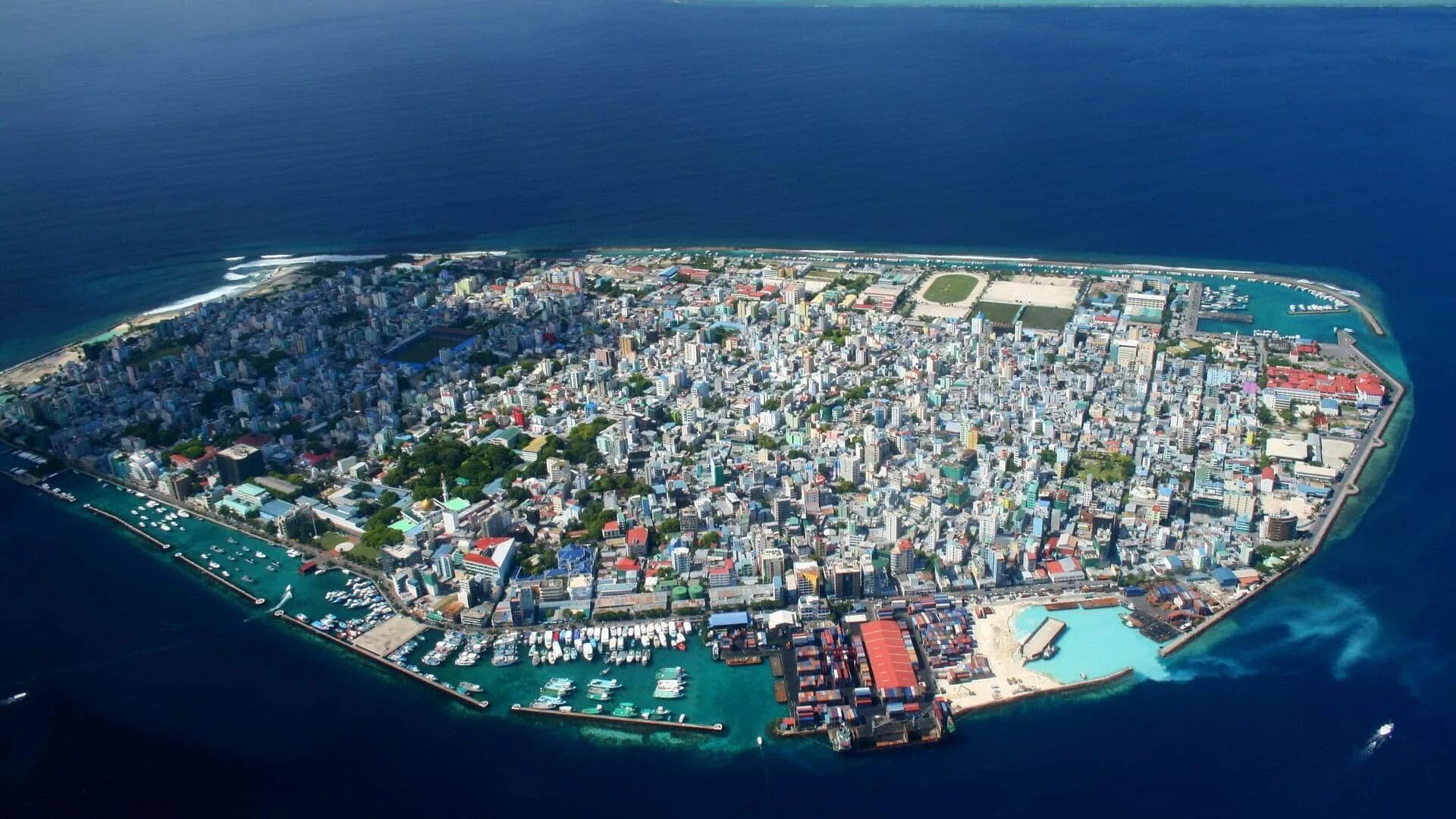The world smallest country is. Город Мале Мальдивы. Столица Мальдивских островов. Мале столица Мальдив фото. Мале столица Мальдив аэропорт.