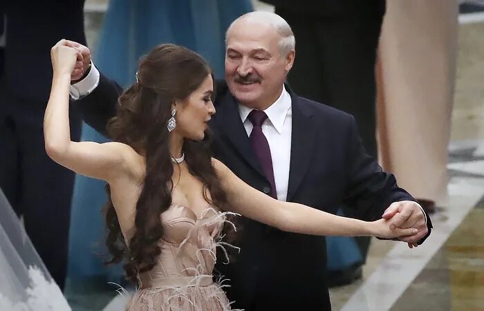 Лукашенко александр биография жена личная жизнь Лукашенко подарил мини-трактор детскому дому семейного типа в Буда-Кошелево Обще