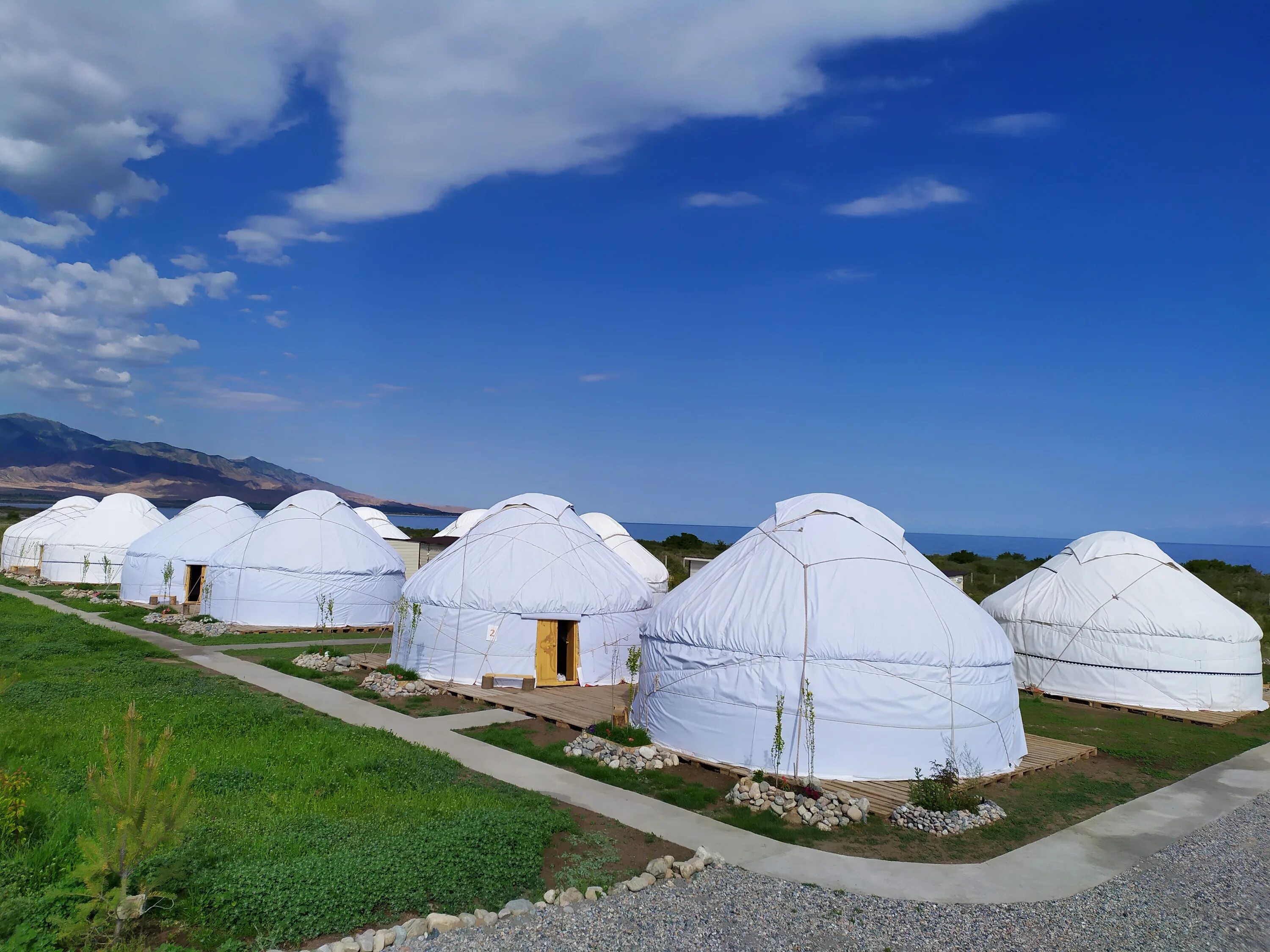 Как выглядит юрта. Юрточный лагерь киргизия. кыргызстан киргизия kyrgyzstan юрты. иссык-куль юрточный лагерь. юрта иссык куль.