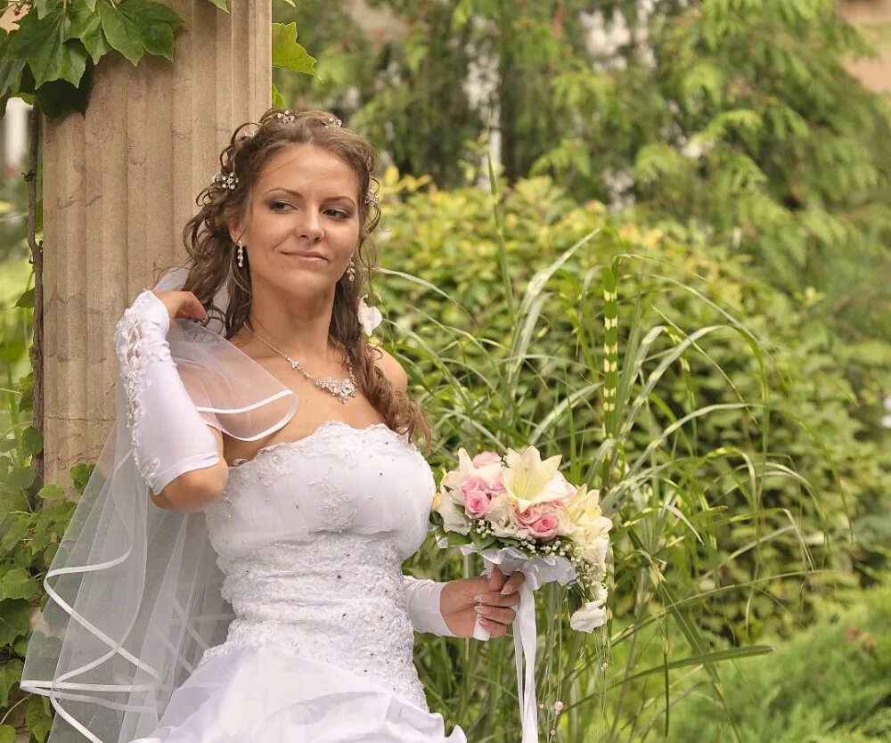 Поймать сбежавшую невесту. Чужая свадьба. Чужая свадьба фото. Фото девушки на чужой свадьбе.