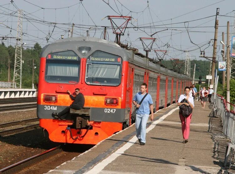 Расписание электричек павловский посад электрогорск с изменениями. Кратово станция электрички. Подросток электричка Подмосковье.