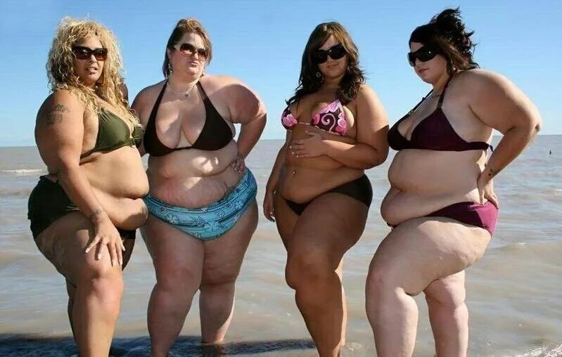 Толстухи на пляже. Несколько жирных женщин.